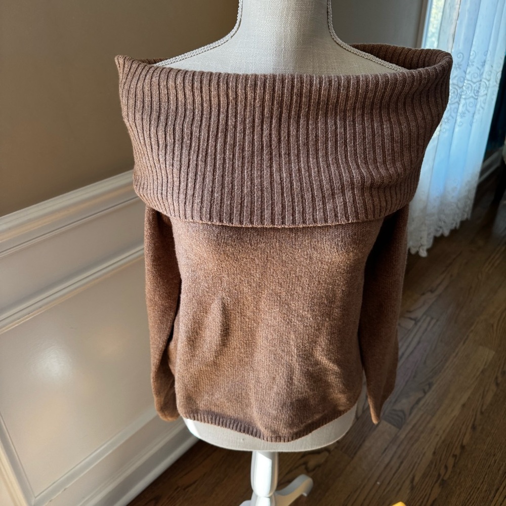 Old Navy Women Sweater size m Brown
Cotton Blend Off Shoulder Knit pullover - Picture 3 of 9
